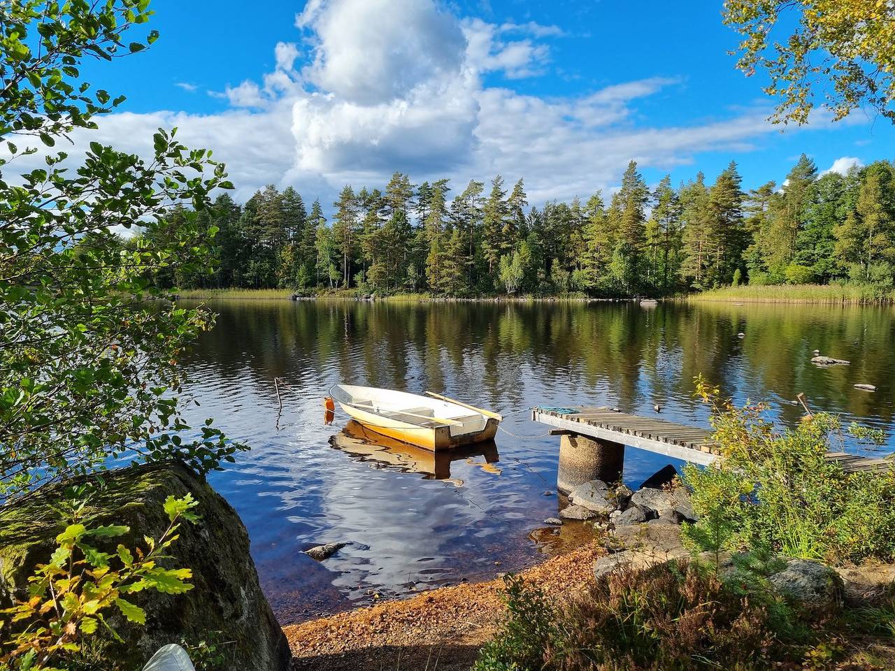 Rot-weisses Ferienhaus in Seenähe mit kostenlosem Wlan in Kalvshult, Kronoberg