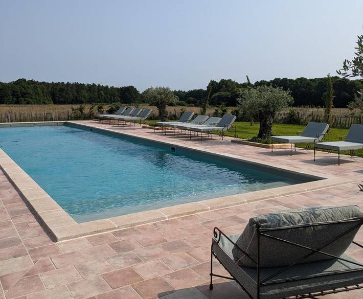 Location de vacances pour 27 personnes, avec piscine et vue ainsi que jardin et sauna, animaux acceptés à Isdes