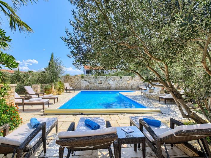 Ferienwohnung für 4 Personen, mit Terrasse und Pool sowie Garten, mit Haustier auf Murter