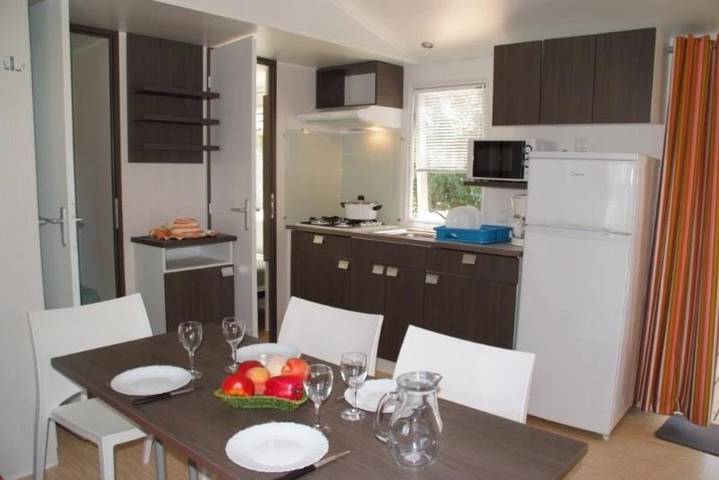 Mobil home pour 6 personnes, avec jacuzzi ainsi que bassin pour enfant et sauna à Hauterives - 4