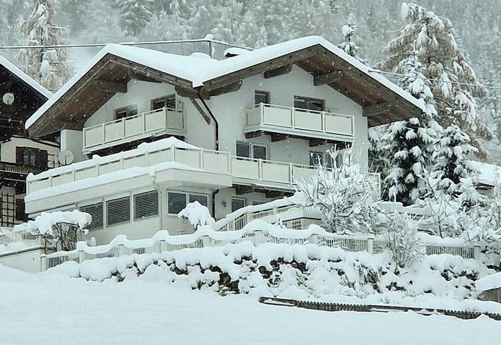 Ferienwohnung für 8 Personen, mit Garten und Seeblick sowie Ausblick und Sauna, kinderfreundlich im Stubaital - 2