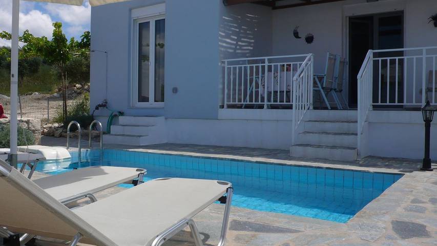 Villa for 4 people, with pool and terrace as well as garden in Rethymnon