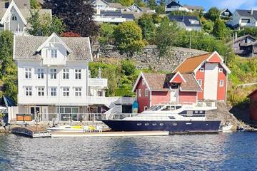 Ferienhaus für 11 Personen, mit Garten und Whirlpool in Lindås