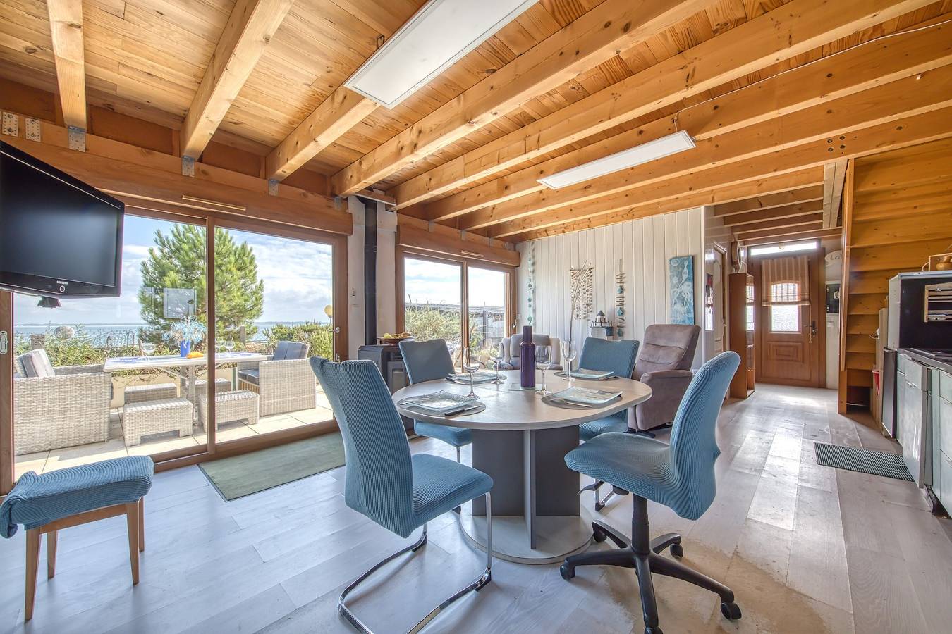 Chalet Les Pieds Dans L'eau avec vue sur la mer, Wi-Fi et climatisation in Le Verdon-sur-Mer, Parc naturel régional du Médoc