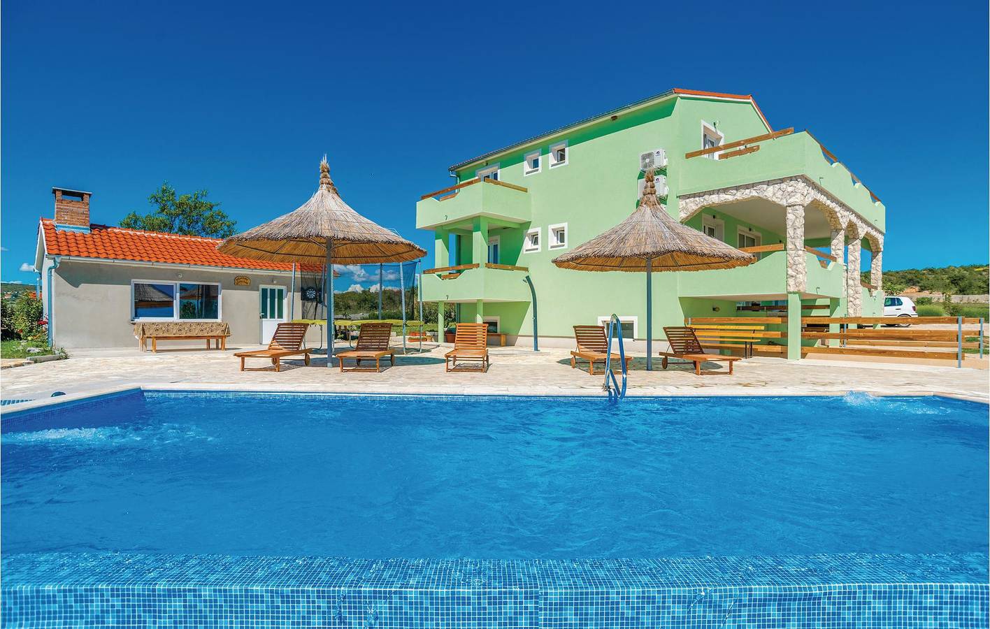 Charmantes 2-Zimmer-Apartment mit saisonalem Pool und Terrasse in Pakostane, Zadar