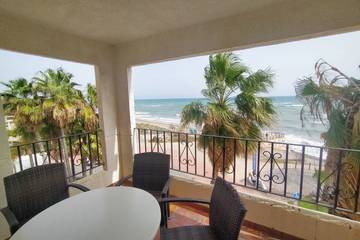 Gîte pour 8 personnes, avec piscine ainsi que vue sur l’océan et balcon/terrasse à Oropesa del Mar