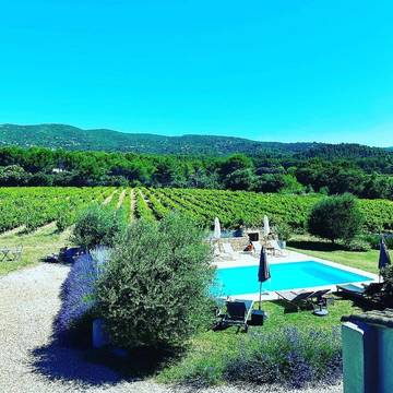 Cottage pour 2 personnes, avec piscine ainsi que vue et jardin à Puyvert