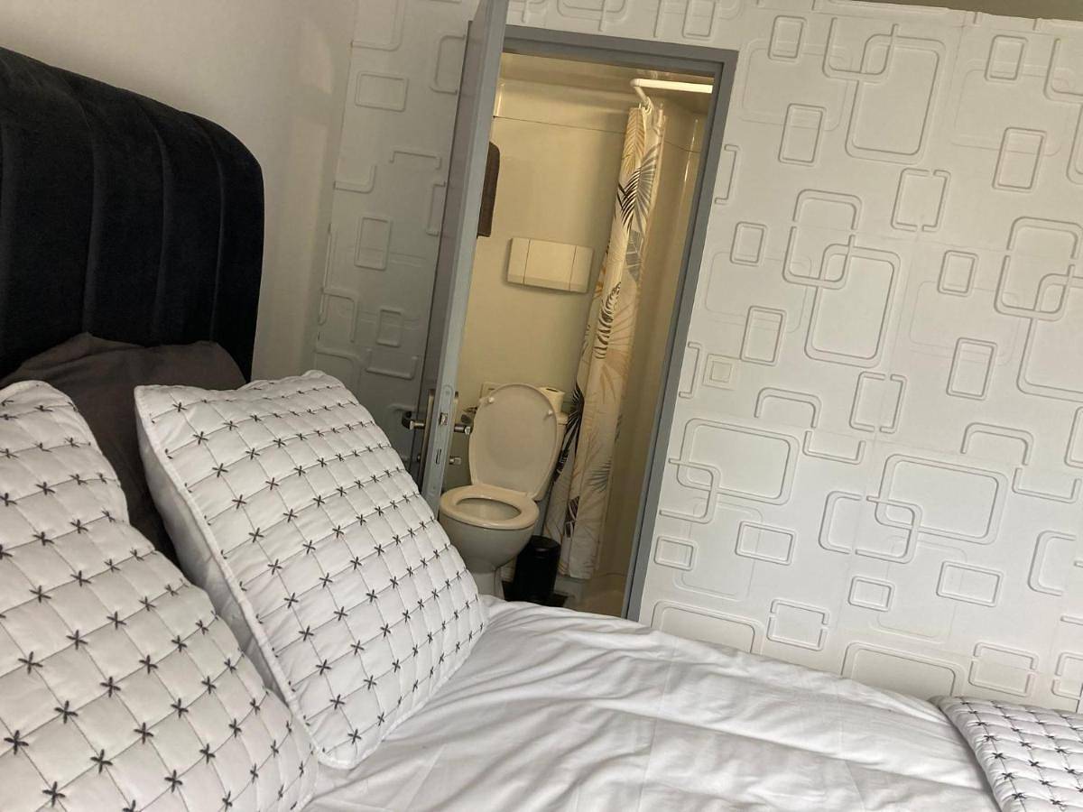 Double Room with Private Bathroom in Meaux, Seine-et-Marne
