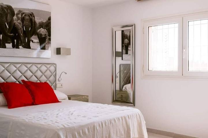 Villa Km2 is a 5 min drive from Playa den Bossa in Sant Jordi de ses Salines, Sant Josep de sa Talaia
