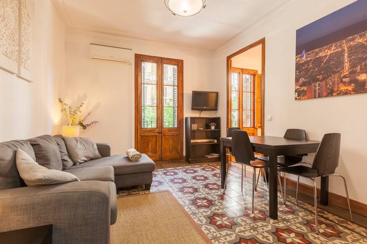Entire apartment, Apartment 'In the Heart of Barcelona' with Balcony, Wi-Fi, and Air Conditioning in Barcelona Centre, Barcelona