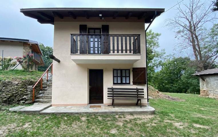 Location de vacances pour 4 personnes, avec Balcon ainsi que Terrasse et Vue à San Damiano Macra