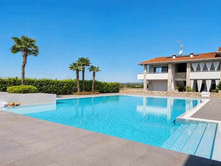 Gîte pour 4 personnes, avec balcon ainsi que piscine et jardin à Lonato del Garda