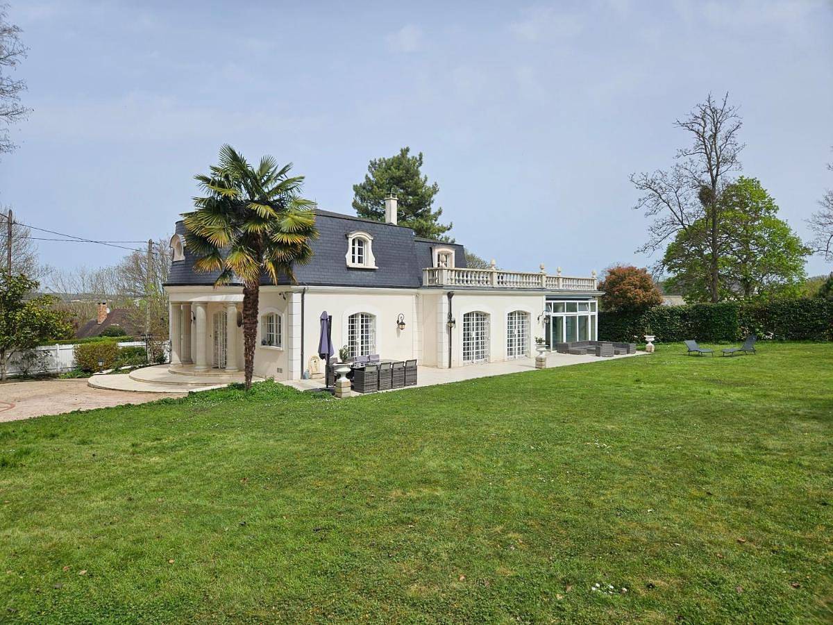Villa Mandalika in Noisy-le-Grand, Seine-Saint-Denis