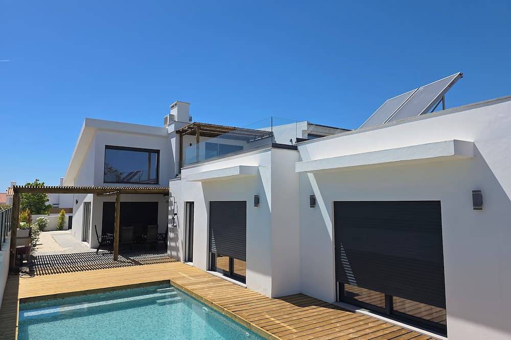 Villa 4 Suits +1, Walking Distance From The Beach, Swimming Pool, Ac, Parking in Praia do Carvalhal, Carvalhal