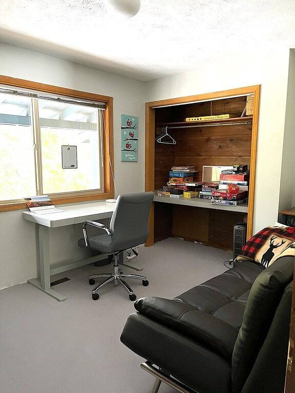 Large 5 Bed 3 Bath Cabin with 2 Full Kitchens accommodates a larger group. in Kaniksu Nationalwald