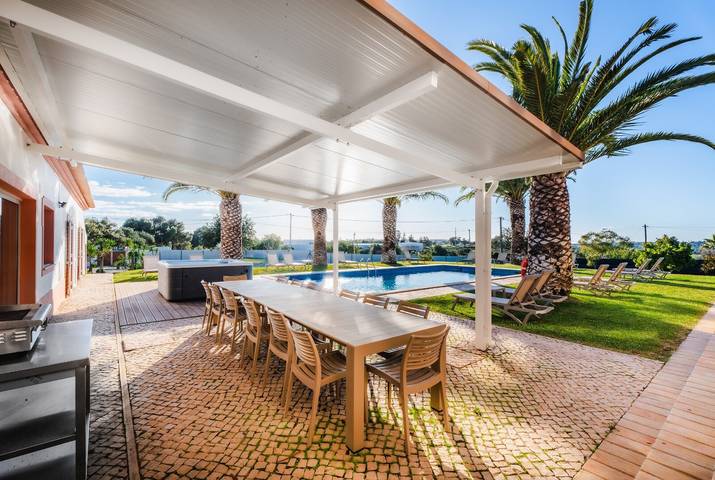 Villa 'Las Rosas' with Private Pool, Wi-Fi and Air Conditioning in Albufeira e Olhos de Água, Faro distrikt