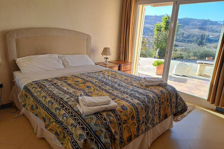 Landfinca in erhöhter Lage. Privat, aber 15-20 Min. zu Fuß zur Stadt in Coín, Málaga Provinz