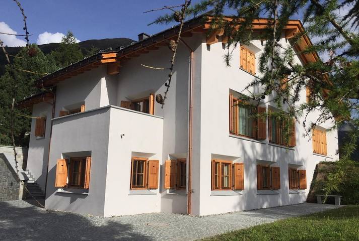 Ferienwohnung für 4 Personen, mit Terrasse und Garten sowie Ausblick in Pontresina