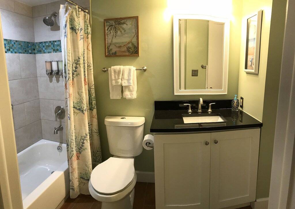 Ganze Wohnung, Keys Deal w/Cafe & Pool Bar! Up to 20% Off Oceanfront 2/2 with Private Beach in Tavernier, Monroe County