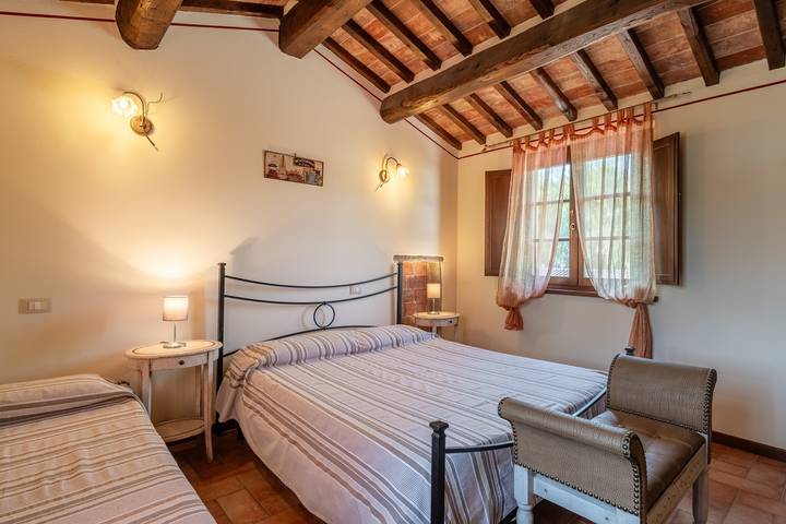 Camera 'Rosa Bianca' con piscina condivisa, Wi-Fi e aria condizionata in Montecarlo (Toscana), Provincia di Lucca