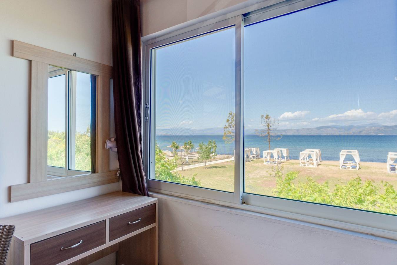 Saint Peter Bay – 1st Floor Holiday Home with Shared Pool, Wi-Fi & Air Conditioning in Kavos, Corfu