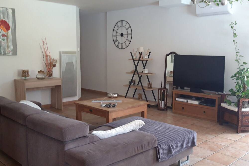 Pleasant villa with private pool, 15 minutes from the beach. in Maraussan, Region de Béziers