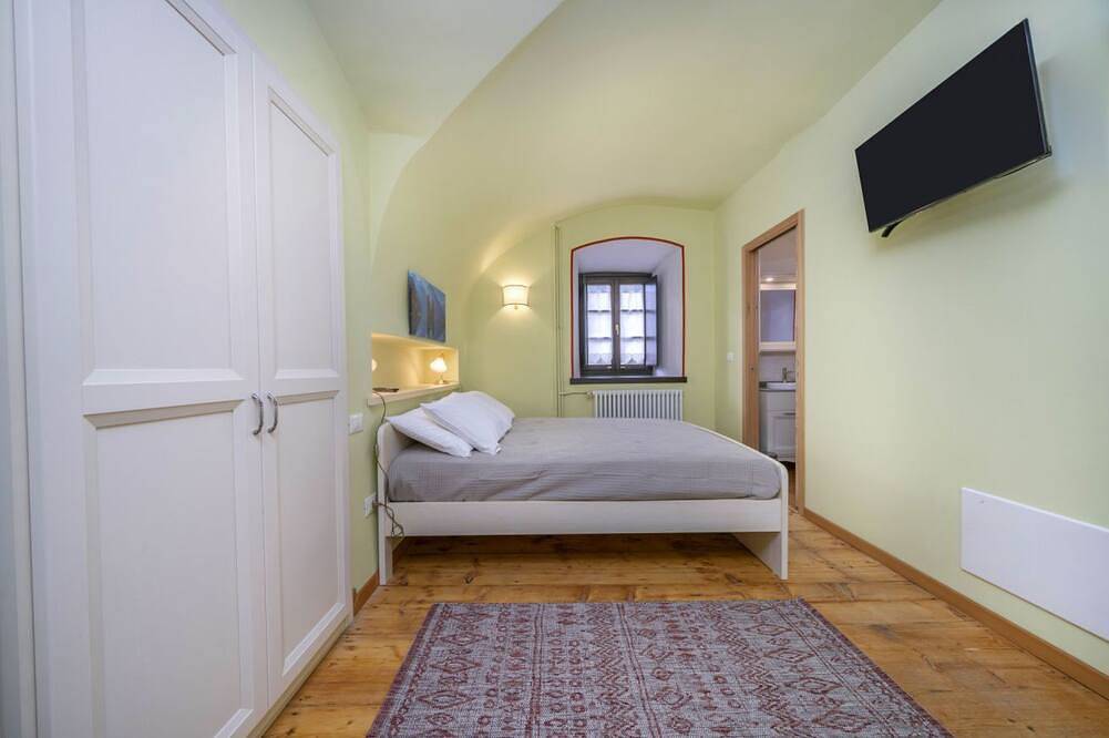 Entire apartment, A comfortable and welcoming 37 square meters apartment, perfect for four people, located on the ground floor of a historic building built in 1864 and renovated in 2025 while maintaining its historic atmosphere (No elevator).The property is located on Tar in Tarvisio, Karnischer Hauptkamm