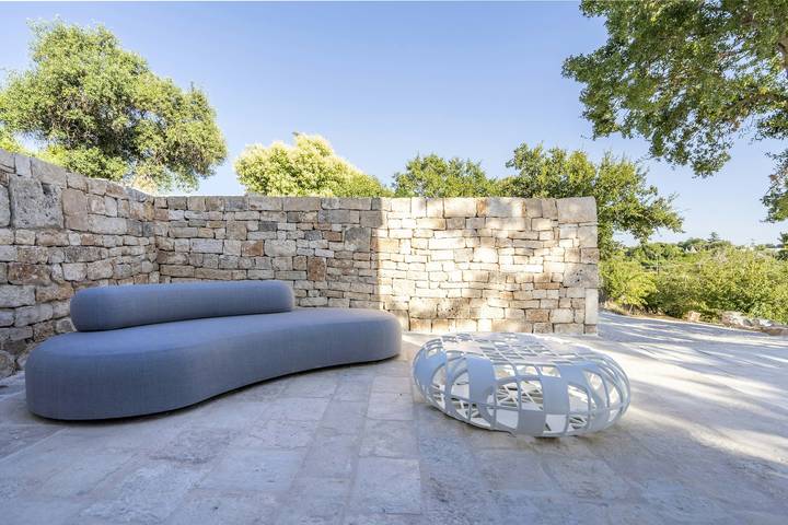 Trullo de diseño con piscina entre olivos y el mar in Locorotondo, Region de Bari