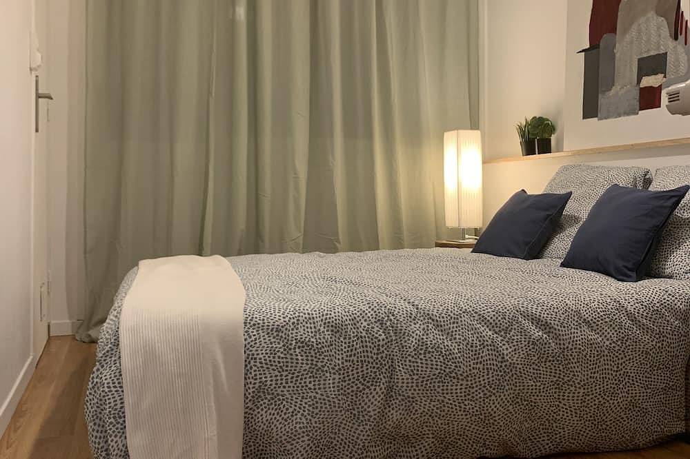 Private bedroom plus shower room and toilet in Bron, Rhône