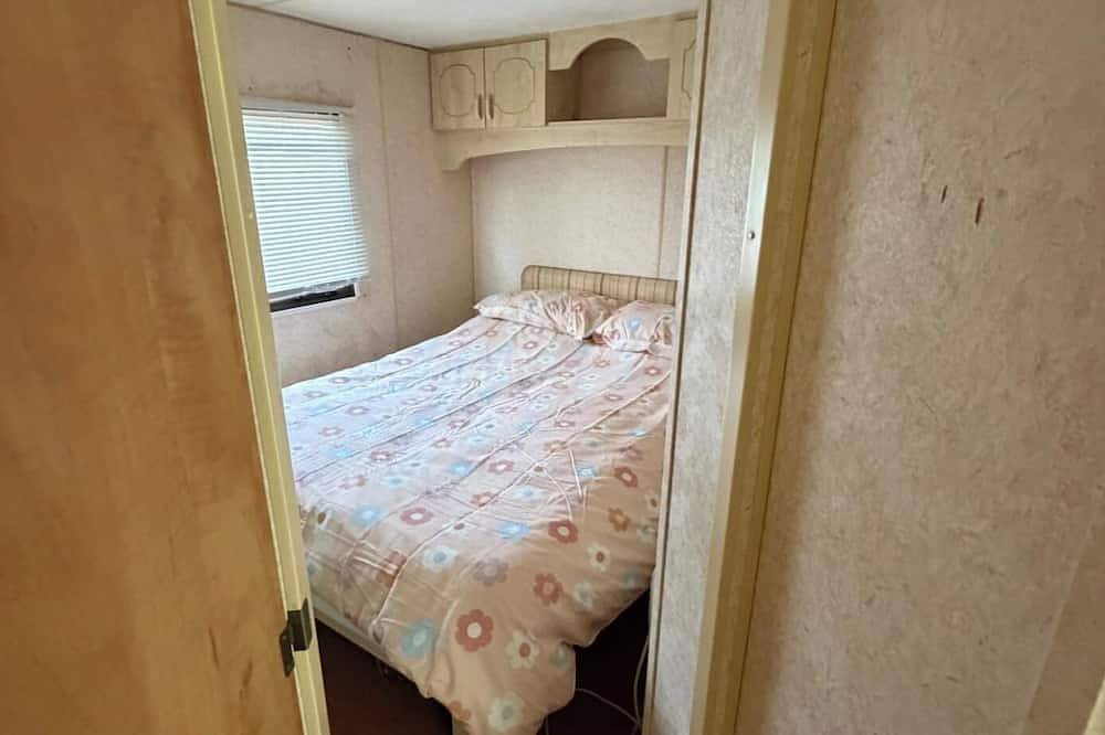 Static Caravan Sleeps 8 with Indoor Pool in Clacton-on-Sea, Essex