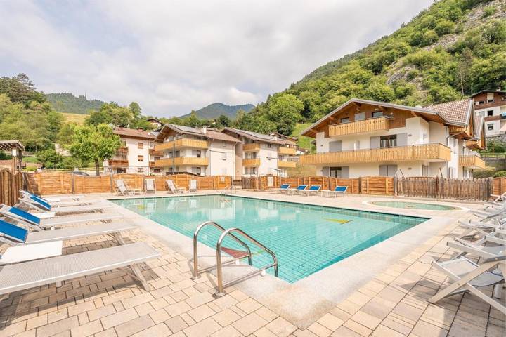 Ferienwohnung für 6 Personen, mit Pool und Garten, mit Haustier