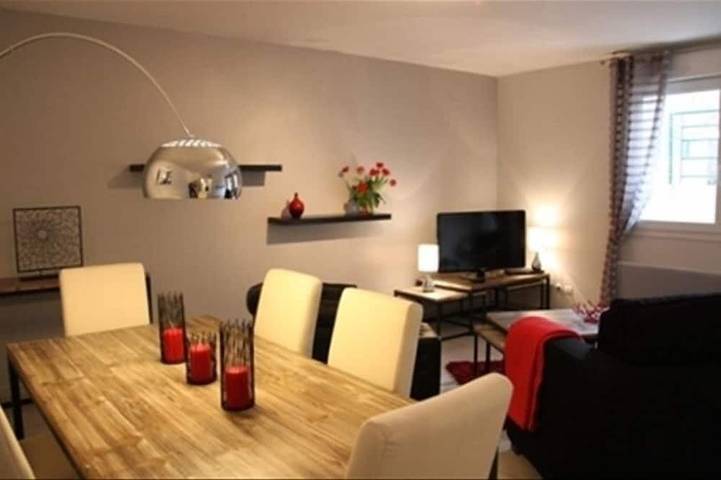 Ferienwohnung für 4 Personen, mit Terrasse und Whirlpool in Lyon
