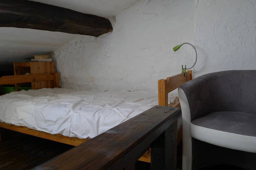 Small village house with terrace in Montmeyan in Montmeyan, Région de Brignoles