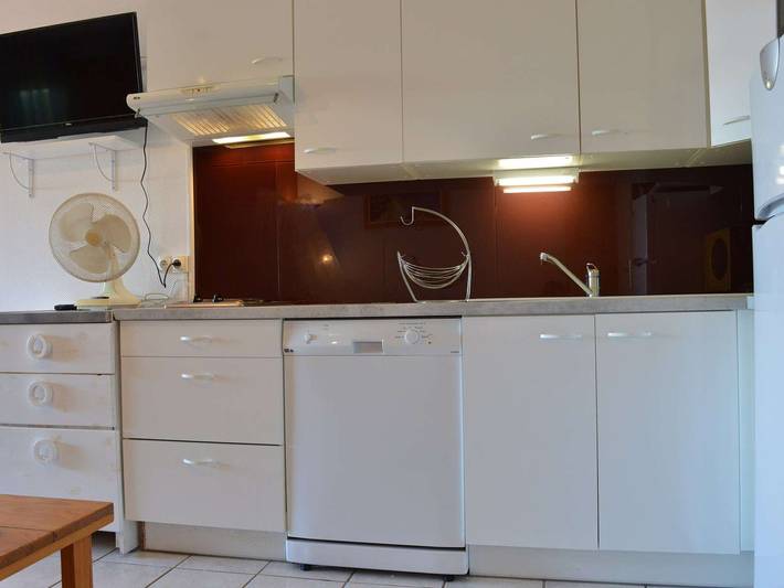 Ganze Wohnung, Familienfreundliche Ferienwohnung mit Terrasse, Pool und privatem Parkplatz, 700m vom Strand in Saint Pierre la Mer, Fleury