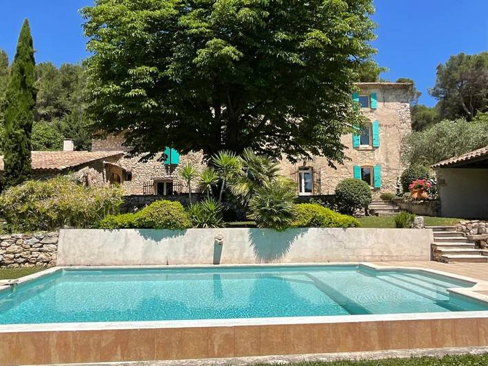 Location de vacances pour 4 personnes, avec Balcon et Terrasse ainsi que Jardin et Piscine à Cheval-Blanc