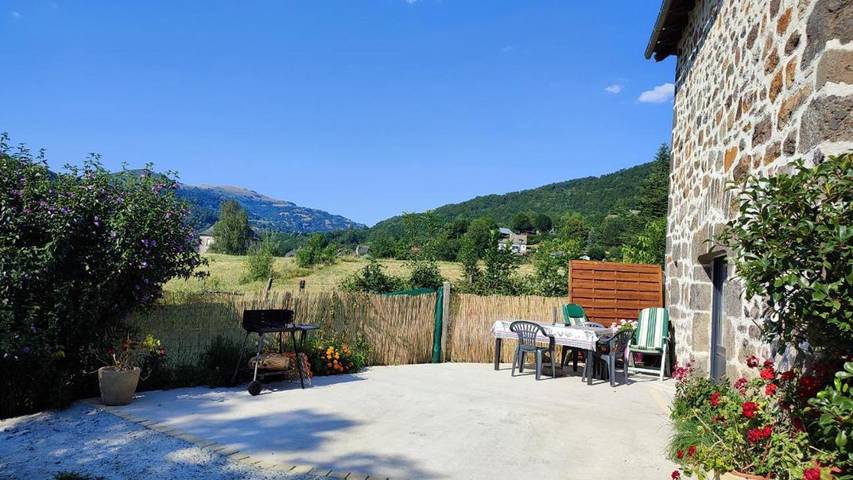 Gîte pour 4 personnes, avec terrasse et vue à Vic-sur-Cère - 2
