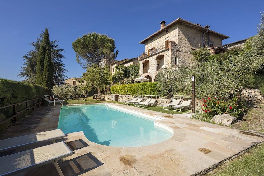 Apartamento entero, Apartamento Ivy con piscina y jardín en común y puntos de vista de San Gimignano in San Gimignano, Provincia de Siena