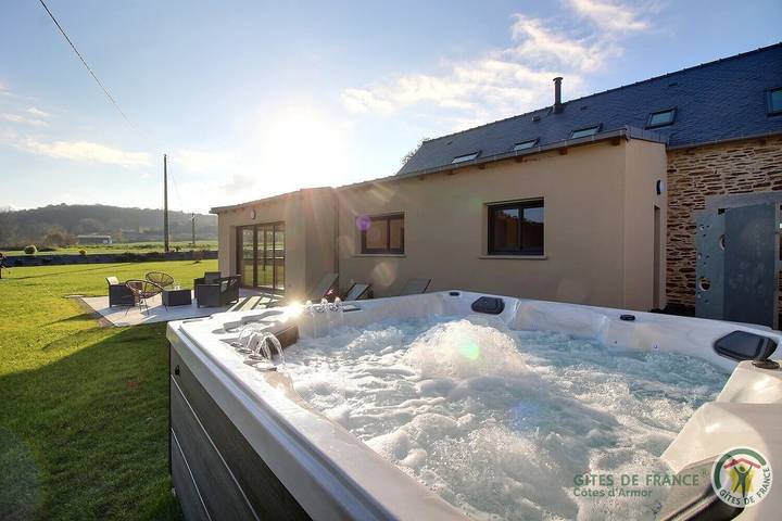 Gîte pour 6 personnes, avec Jacuzzi ainsi que Terrasse et Jardin à Plénée-Jugon