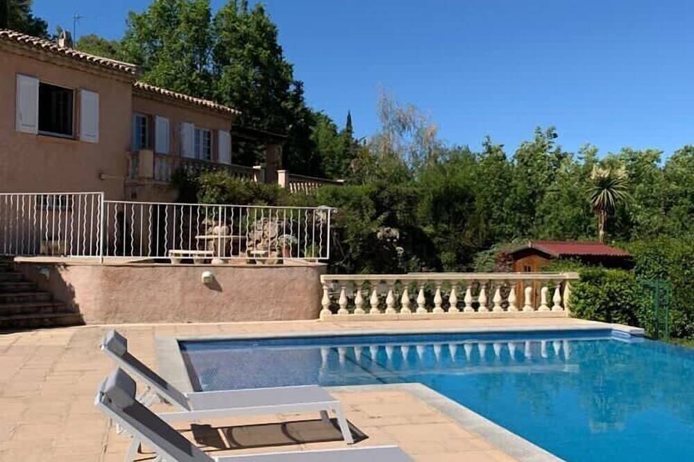 Abgelegene Villa mit großem Pool und Grundstück, fünf Schlafzimmer für 9-12 Personen in Figanières, Draguignan Region