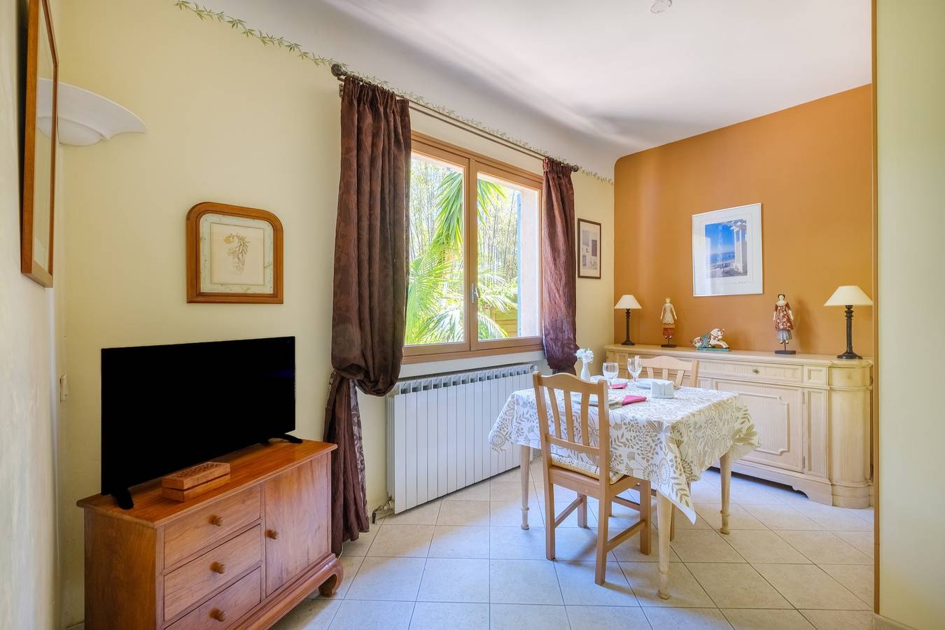 Appartement entier, Appartement 'Grand Studio Bougainvillée' avec piscine partagée, terrasse privée et Wi-Fi in Cagnes-sur-Mer, Côte méditerranéenne (France)