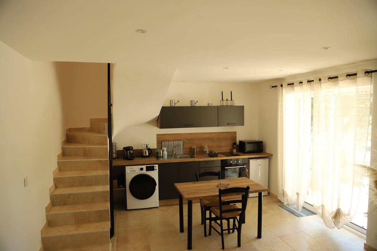 Appartement entier, One-Bedroom Apartment in Pertuis, Parc naturel régional du Luberon
