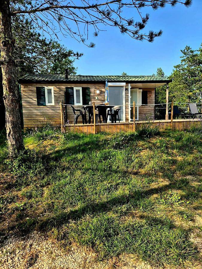 Gîte pour 5 personnes, avec Balcon et Jacuzzi ainsi que Terrasse et Vue à Peyrusse-Grande