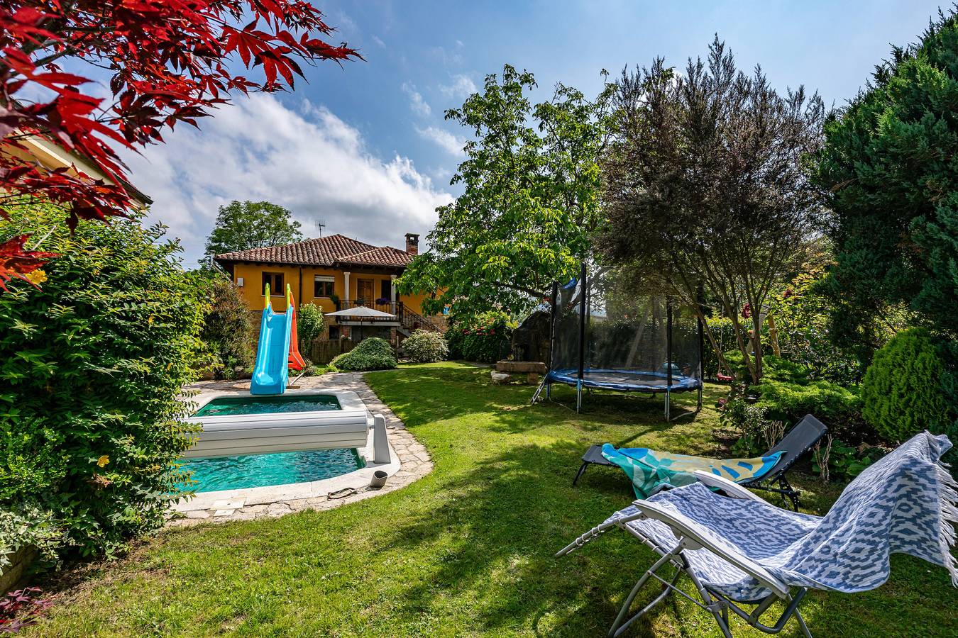 Casa de vacaciones con vistas a la montaña, piscina climatizada y jardín infantil in Parres, Provincia de Asturias