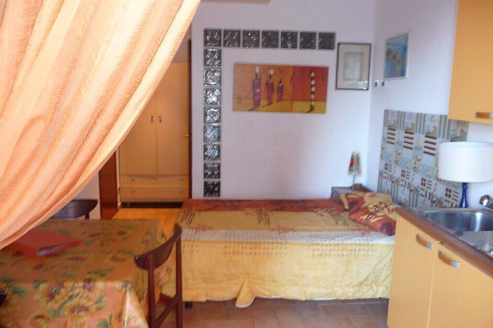 Rio Marina studio apartment in a characteristic residence 10 meters from the sea in Rio Marina, Elba