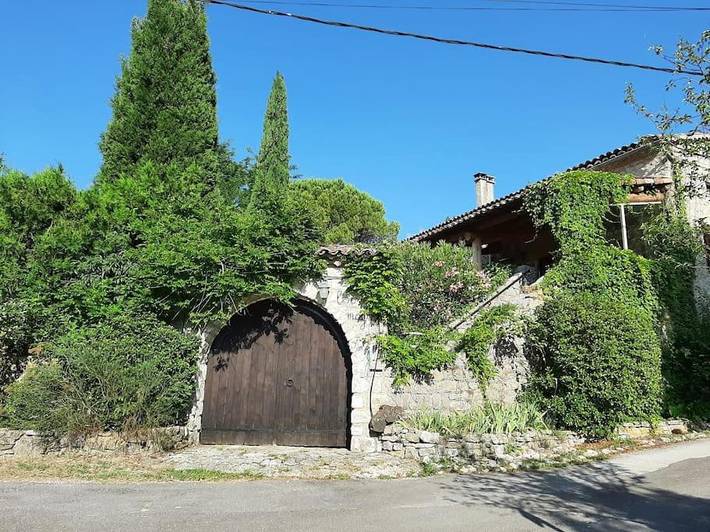 Location de vacances pour 2 personnes, avec jardin ainsi que terrasse et piscine à Grospierres - 4