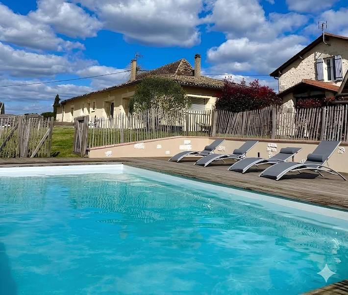 Location de vacances pour 2 personnes, avec terrasse et vue ainsi que jardin et piscine à Saint-Nexans