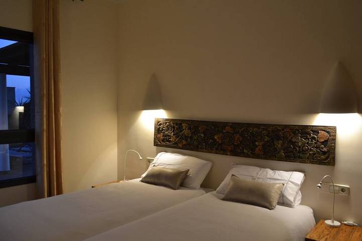 Independent villa near red volcano. South-facing, nice garden, heated pool 29 °C in Montaña Roja, Yaiza