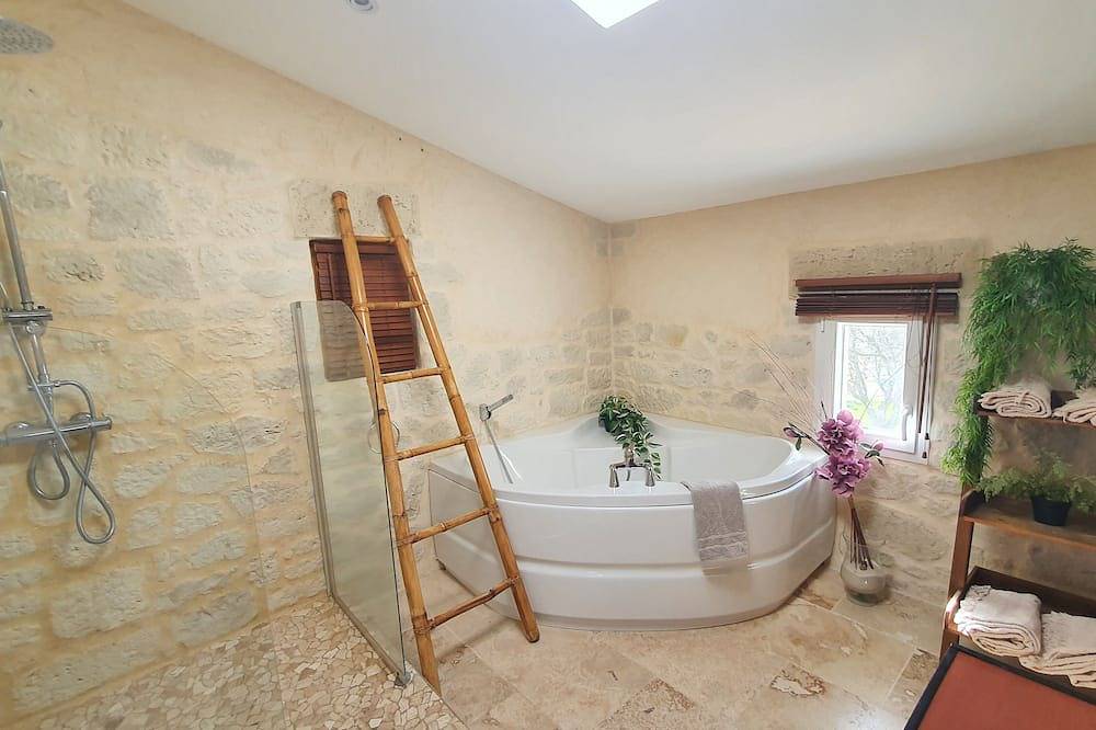 Appartement entier, Gîte de Pied Chapel: spa, piscine et pleine nature en Sud Ardèche in Alba-la-Romaine, Privas (arrondissement)
