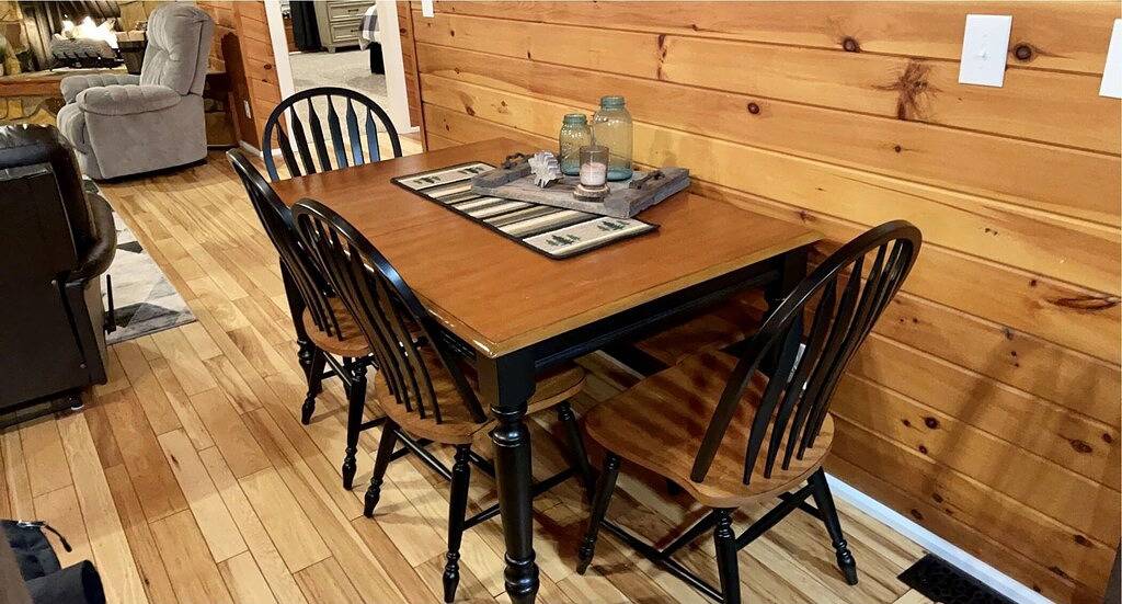 Cub Cabin on Massanutten Resort- Fully Renovated Log Cabin- Hot Tub & Fire Pit in Massanutten, Blue Ridge Mountains