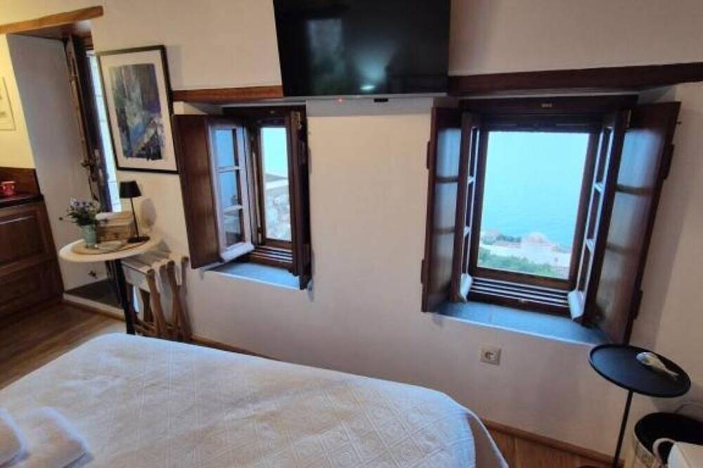 Ganze Wohnung, Charming Stay with Stunning Views -Mare – Monolithos Inn in Monemvasia, Peloponnes